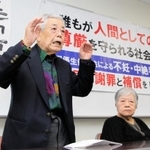 結審後の報告会で不妊手術や差別に対する怒りを語る原告の小林宝二さん（左）、喜美子さん夫妻＝２５日午後、神戸市中央区橘通３