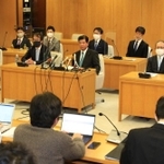 斎藤元彦氏の支援について会見する自民党県議団を離脱した県議たち＝２５日午後３時３７分、神戸市中央区、兵庫県庁（撮影・鈴木雅之）