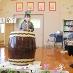休校式で集落に伝わる祭り太鼓の演奏を披露した松上華渚さん＝香美町香住区余部