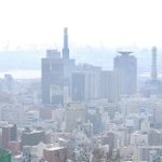 白くかすむ神戸市内の市街地＝２６日午前、神戸市中央区、諏訪山公園内のビーナステラスから