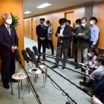 飲食店への時短要請延長について取材に応じる井戸敏三知事＝２６日夕、兵庫県庁（撮影・秋山亮太）