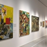 学芸員のイチ推し作品が並ぶ会場＝横尾忠則現代美術館（撮影・坂井萌香）