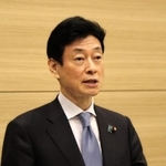 神戸市内の視察後、取材に応じる西村康稔経済再生担当相＝神戸市中央区港島南町２