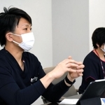 クラスターが発生した当時を振り返る黒田優医師（左）と村岡由美看護部長＝加古川市平岡町新在家、東加古川病院