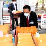 養父市では高齢者向けに新型コロナウイルスのワクチン接種券発送が始まった＝２９日午前、養父市八鹿町、八鹿文化会館