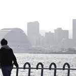 黄砂でかすんで見える神戸の市街地＝２９日午後、神戸市中央区港島２、ポートアイランド北公園から（撮影・坂井萌香）