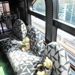 席の間隔を空けるためにテディベアが置かれた展望車