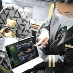 共有スペースの混雑状況を知らせるタブレット。奥は展望車で席の間隔を空けるために置かれたテディベア
