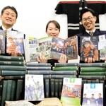 ７２年続いた発行を終える「雪」を手にした監修担当の神戸市消防局職員＝神戸市中央区加納町６、市役所４号館