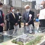 起工式後、現場を見学する井戸敏三知事（右から２人目）ら＝神戸市兵庫区中之島２