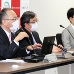新生児対象の難病の検査開始を発表する（左から）神戸大大学院の飯島一誠教授、兵庫医科大の竹島泰弘主任教授、神戸大大学院の粟野宏之准教授＝３０日午後、神戸市中央区楠町７