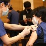 新型コロナワクチンの接種を行った医療従事者＝神戸市内
