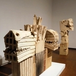 裂け目やゆがみの表現が魅力的なセラミックの作品＝大阪市北区、国立国際美術館（無断転載禁止）