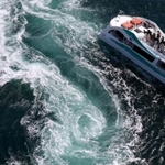 観潮船の間近に現れる渦潮＝鳴門海峡（許可を得て大鳴門橋管理用通路より撮影）