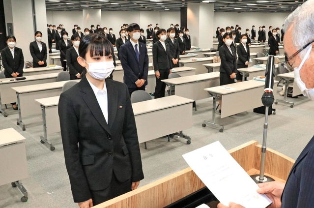 辞令交付を受ける神戸市民病院機構の新入職員＝１日午前、神戸市東灘区向洋町中６（撮影・鈴木雅之）