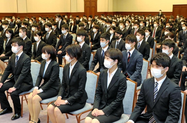 兵庫県の入庁式にマスク姿で臨む新入職員＝１日午前、神戸市中央区下山手通４、県公館