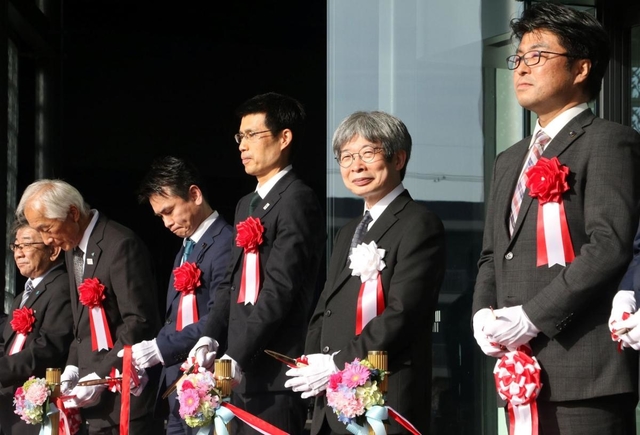 開学を祝い、テープカットをする平田オリザ学長（右から２人目）ら＝豊岡市山王町