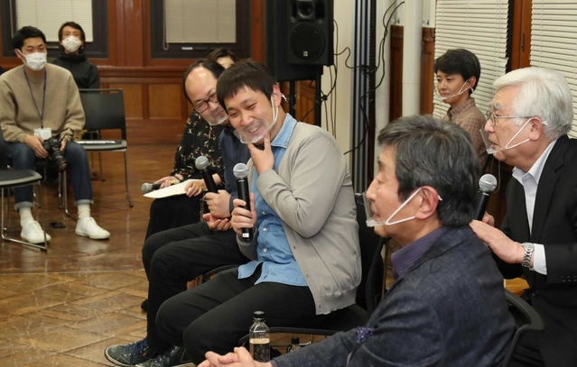 「ハッピーアワー」の撮影の思い出を語る浜口竜介監督（中央）＝デザイン・クリエイティブセンター神戸（撮影・長嶺麻子）