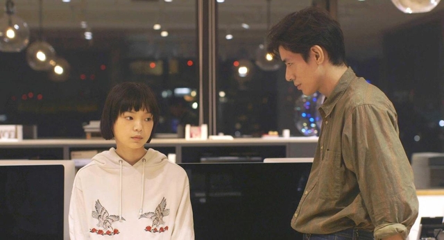 ＜映画「偶然と想像」＞三つの短編から成るオムニバス形式。第１話「魔法（よりもっと不確か）」は主人公の親友が元彼と恋に落ち、葛藤する物語。第２話「扉は開けたままで」は女子大生が大学教授に仕掛けたわなが思わぬ方向へ。第３話「もう一度」は、仙台で２０年ぶりに再会した女性２人のすれ違いを描く。２時間１分。（ｃ）２０２１　ＮＥＯＰＡ／Ｆｉｃｔｉｖｅ
