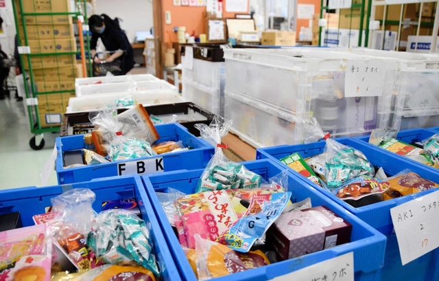 企業などから寄贈された食品が保管されている事務所＝神戸市東灘区深江本町１、フードバンク関西