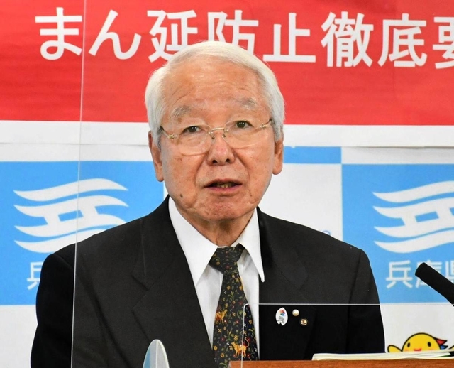 全国知事会の欠席理由を定例会見で説明する兵庫県の井戸敏三知事＝６日午後、県庁