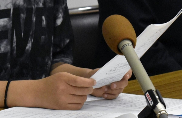 児童相談所の一時保護の在り方をめぐり「ルールが厳しく、虐待に遭っているようだった」と会見で語った神戸市こども家庭センター（同市中央区）に保護された経験のある女子中学生＝神戸市役所