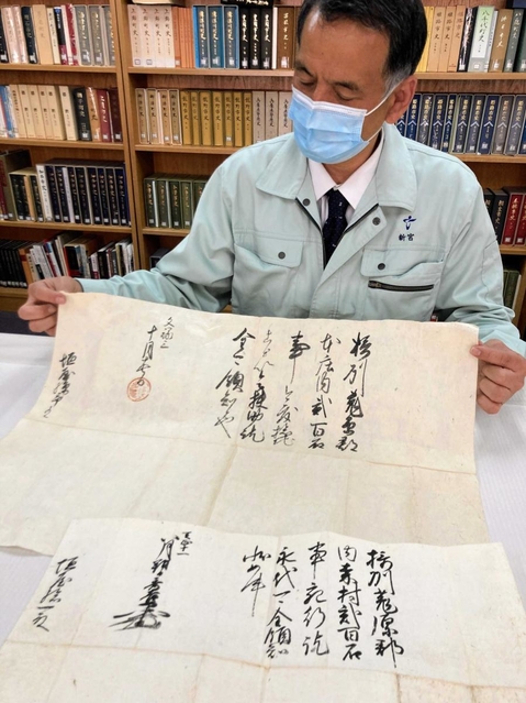旧龍野藩士の子孫宅にあった秀吉の書状。保存状態が良く、当時の折り畳み方まで分かる＝たつの市龍野町上霞城