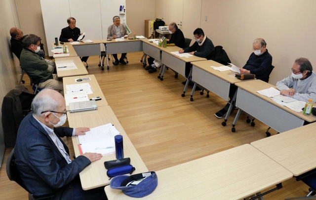 神戸市の検証報告書について議論を交わした市民検証研究会の会合＝神戸市長田区二葉町５、新長田合同庁舎