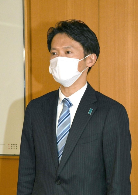 自民党県連の金沢氏推薦決定を受け、記者団の取材に応じる斎藤元彦氏＝７日午後４時５７分、神戸市中央区下山手通５、兵庫県庁（撮影・坂井萌香）
