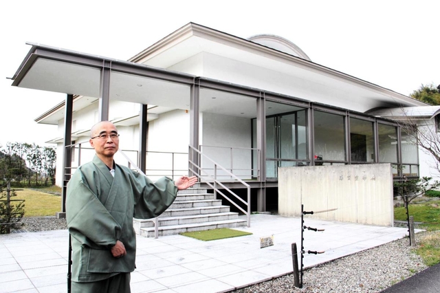 １０月から「トワイライトエクスプレス　瑞風」の立ち寄り観光地に決まった大乗寺。円山応挙が手掛けた襖絵が保存される収蔵庫と山岨真応副住職＝兵庫県香美町香住区森