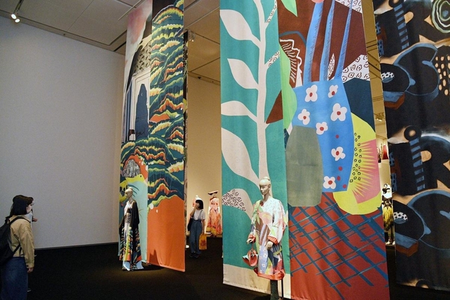 多くの作品が並ぶコシノヒロコ展の会場＝８日午後、神戸市中央区脇浜海岸通１、兵庫県立美術館（撮影・坂井萌香）