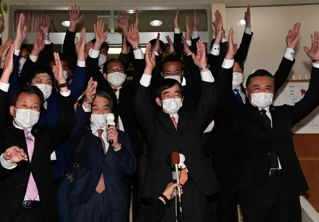 ５選を決め喜ぶ藤原保幸氏（前列右２人目）＝１１日夜、伊丹市中央２（撮影・秋山亮太）