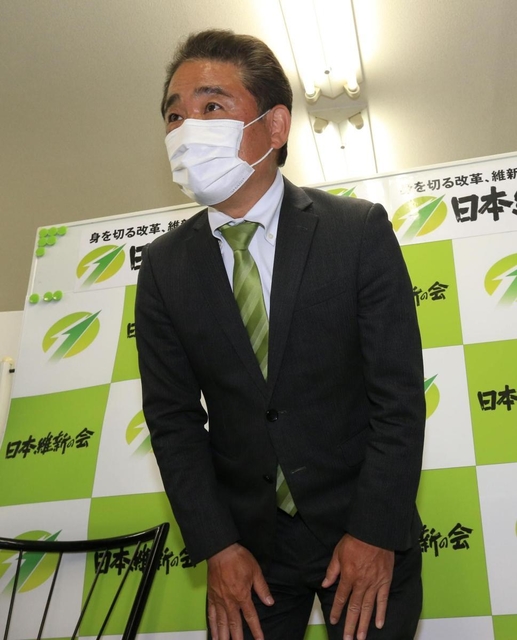 接戦の末、落選して肩を落とす門隆志氏＝１１日夜、宝塚市山本南２（撮影・斎藤雅志）