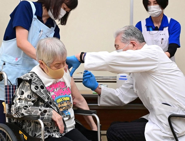 ワクチン接種を受ける高齢者＝１２日午前、伊丹市中央４（撮影・秋山亮太）