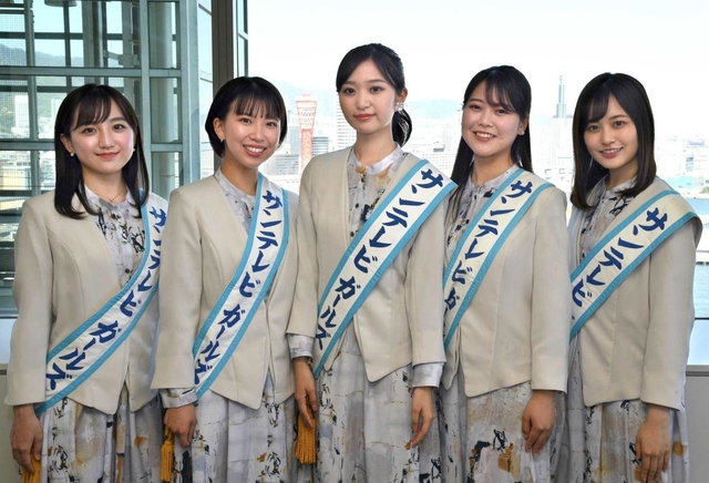 サンテレビガールズに就任した（右から）稲崎里穂さん、越智麻也子さん、佐藤理子さん、千原由莉さん、柴田祐里菜さん＝神戸新聞社（撮影・坂井萌香）