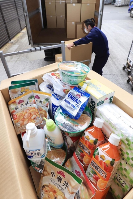 自宅療養者に向けた発送作業が始まった支援物品。５日分の食料品や衛生用品が詰め込まれた＝１３日午後、神戸市兵庫区中之島２、イオンモール神戸南（撮影・小林良多）