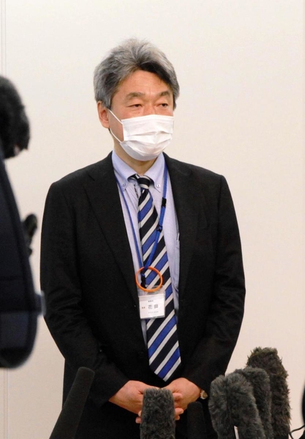 「うちわ会食」の効果に懸念を示す神戸市健康局の花田裕之局長＝１４日午前、神戸市役所