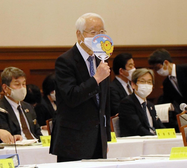 兵庫県の新型コロナ対策本部会議と協議会の会合を前に、うちわを手にする兵庫県の井戸敏三知事＝９日、神戸市中央区、兵庫県公館