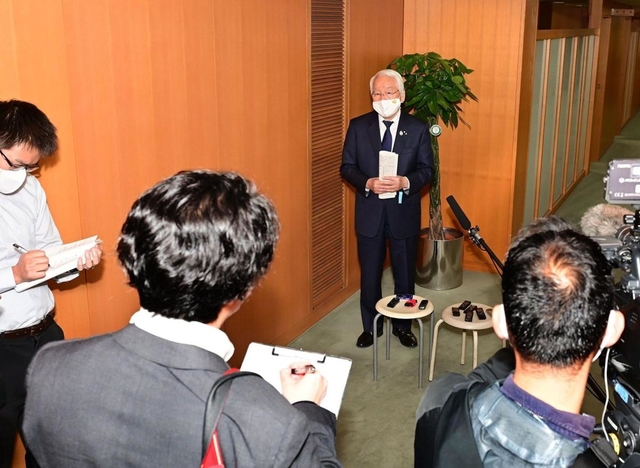 飲食店へのうちわ配布中止について説明する井戸敏三知事＝１４日夕、兵庫県庁（撮影・中西幸大）