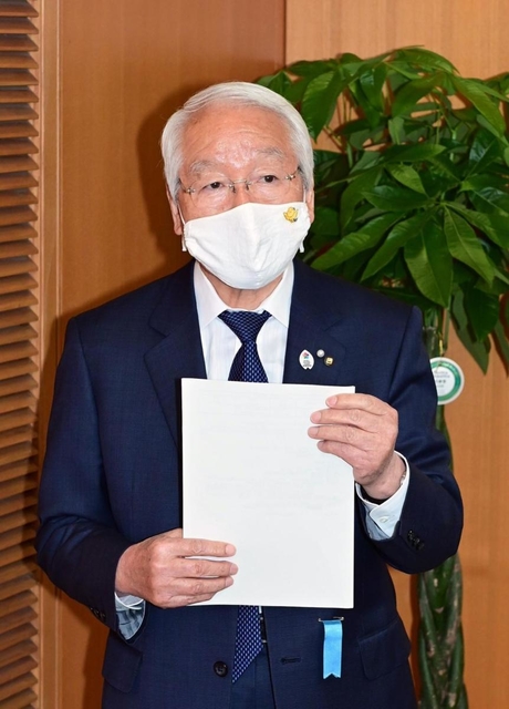 飲食店へのうちわ配布中止について説明する井戸敏三知事＝１４日夕、兵庫県庁（撮影・中西幸大）