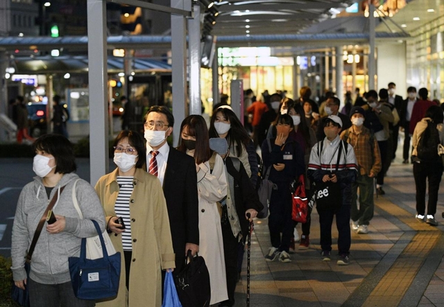 帰宅途中の人で混雑するＪＲ明石駅前。２２日から「まん延防止等重点措置」の対象地域となる＝１５日夜、明石市大明石町１（撮影・坂井萌香）