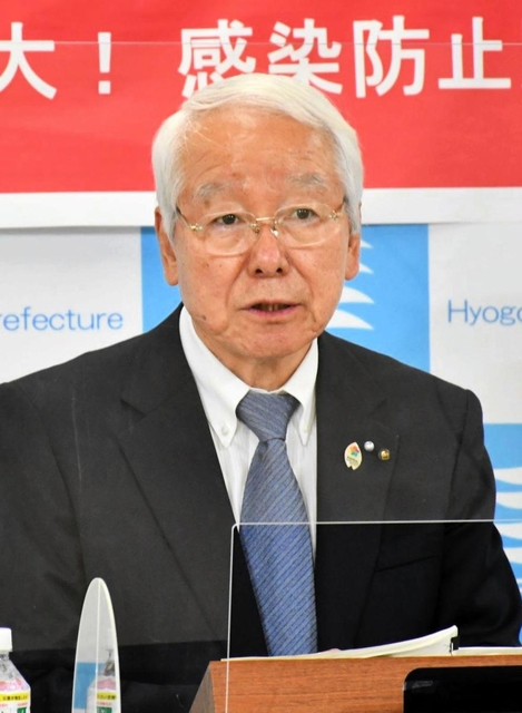 「まん延防止等重点措置」の対象地域の拡大を説明する井戸敏三知事＝１５日午後、兵庫県庁