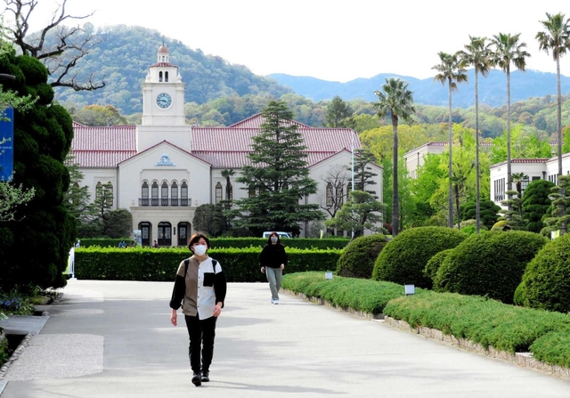 新型コロナウイルスの感染拡大を受け、学生がまばらになった関西学院大のキャンパス＝西宮市上ケ原一番町