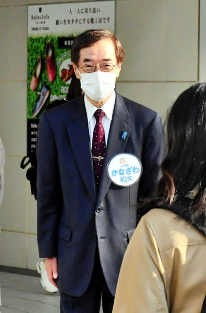 ＪＲ新長田駅前で通勤客にあいさつをする金沢和夫氏＝８日午前、神戸市長田区