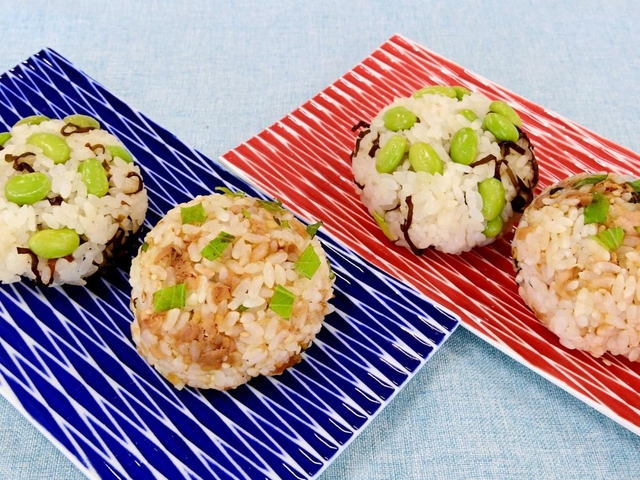 「ツナみそおにぎり」（右端と右から三つ目）と、枝豆と昆布の「こぶえだおにぎり」