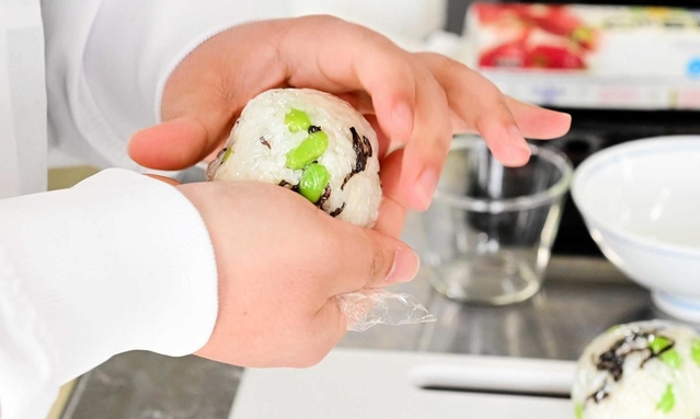 ラップに包んで好みの形に二つ握る。