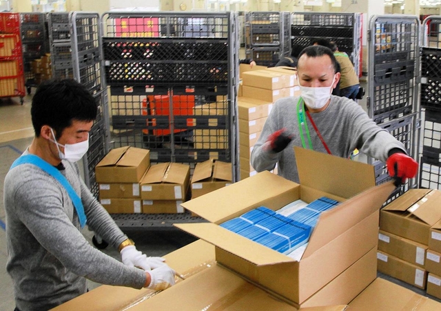 神戸市内の７５歳以上の高齢者に届けられる接種券。２０日から順次配達される＝１９日午前、神戸市中央区栄町通６、神戸中央郵便局