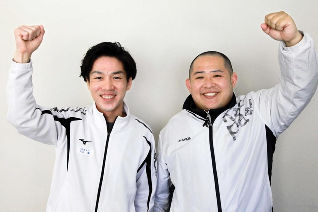 神戸市の体操番組で高齢者のファンが増えている河石優さん（左）、塗田一雄さん＝神戸市役所