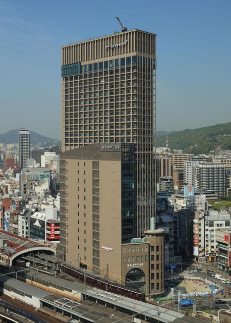 ２６日に開業する「神戸三宮阪急ビル」＝２１日午前、神戸市中央区加納町４（撮影・吉田敦史）