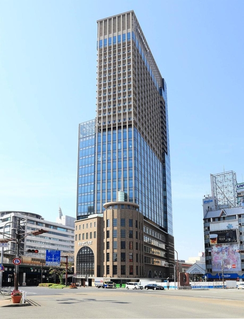 旧ビルの特徴を受け継いだ「神戸三宮阪急ビル」＝２１日、神戸市中央区加納町４（撮影・吉田敦史）